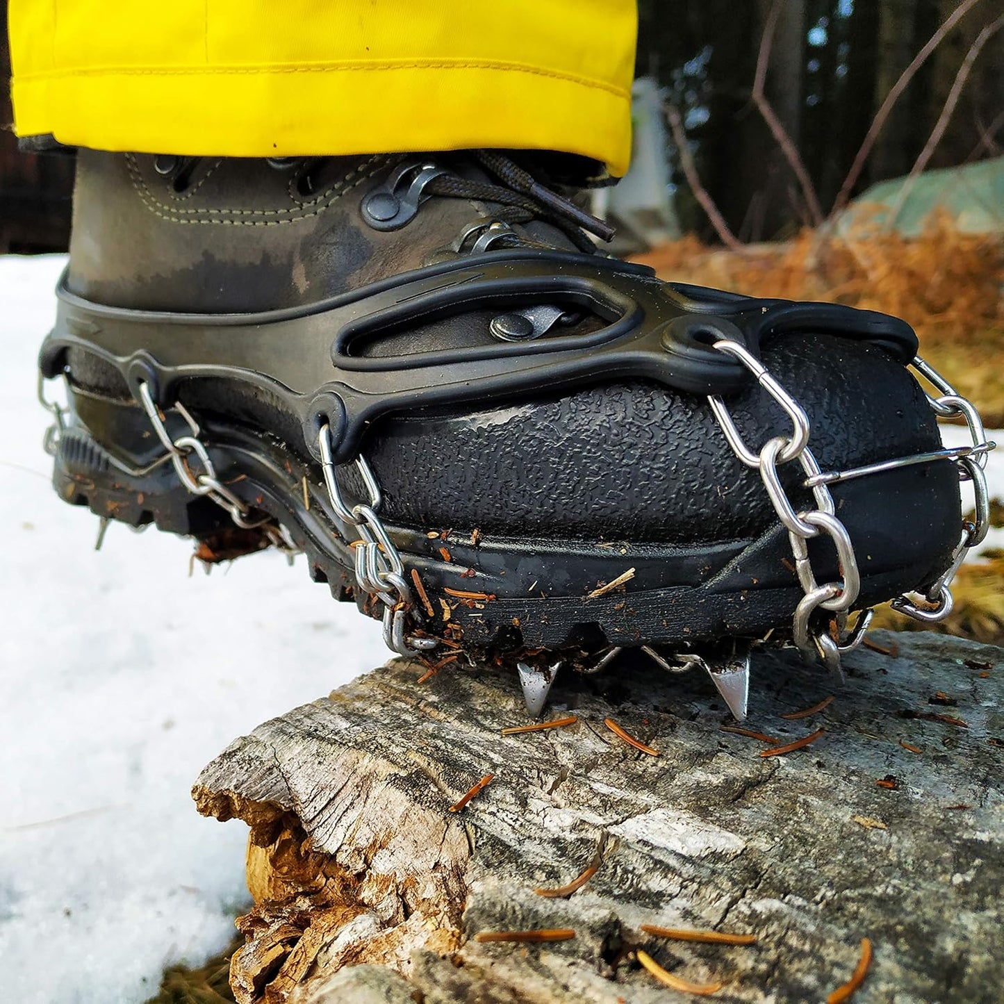 Schuh-Spikes für Schnee und Glatteis. Steigeisen Grödel mit Krallen aus Stahl.