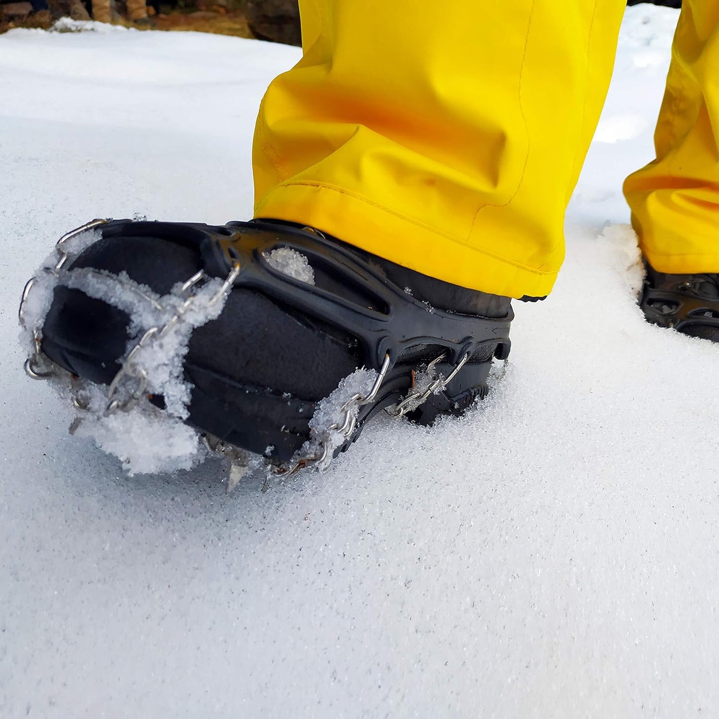Schuh-Spikes für Schnee und Glatteis. Steigeisen Grödel mit Krallen aus Stahl.