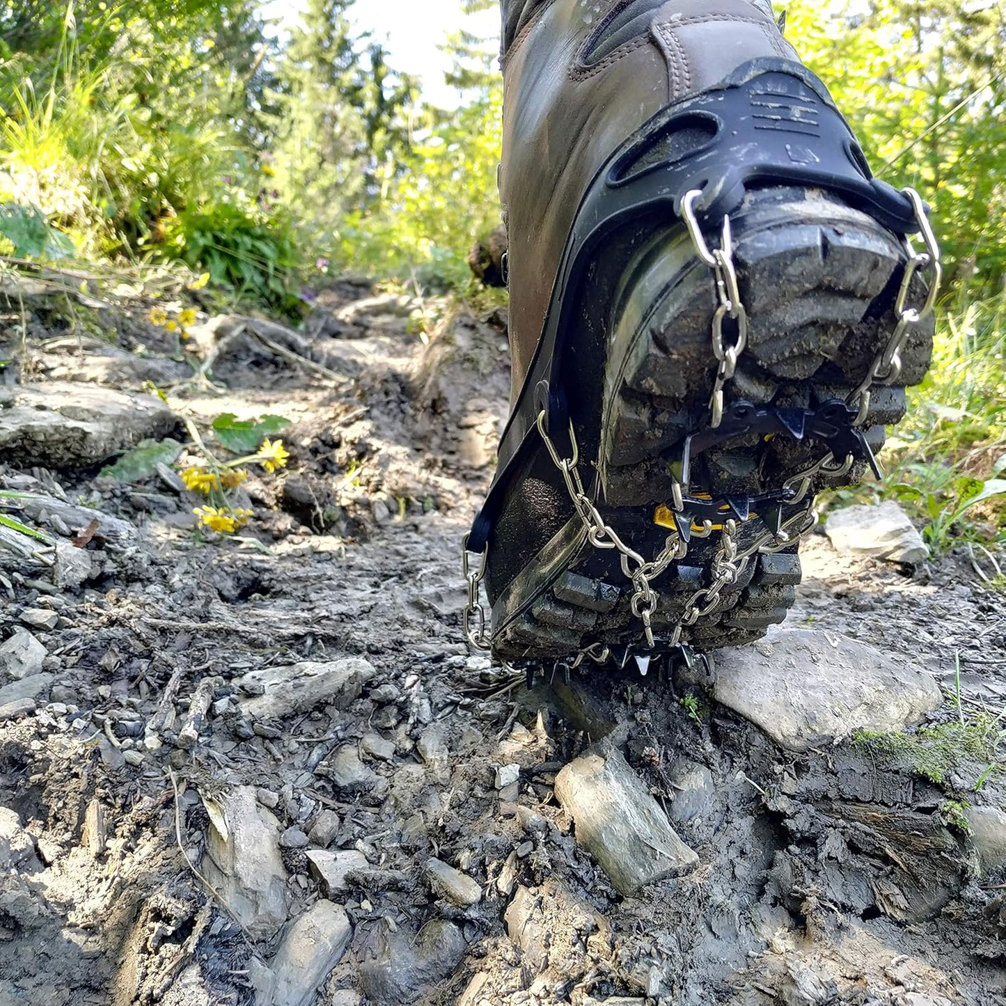Schuh-Spikes für Schnee und Glatteis. Steigeisen Grödel mit Krallen aus Stahl.