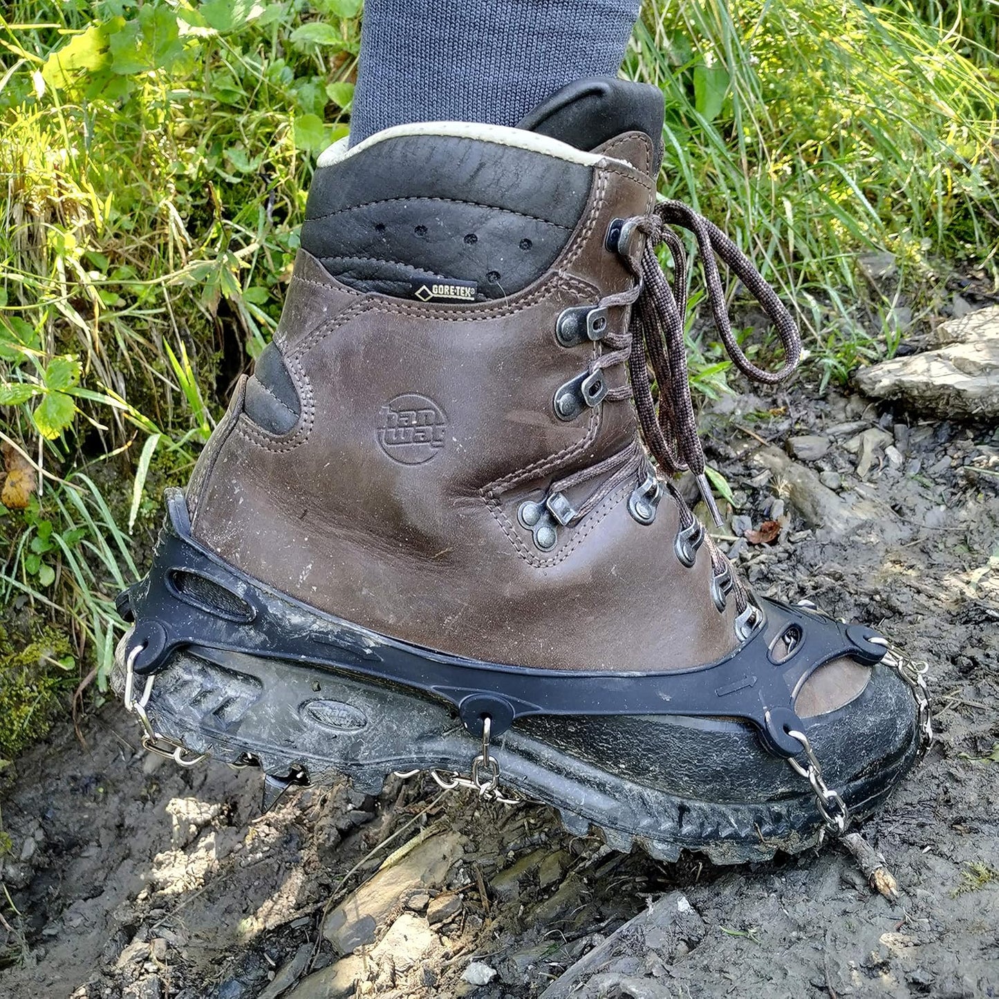 Schuh-Spikes für Schnee und Glatteis. Steigeisen Grödel mit Krallen aus Stahl.