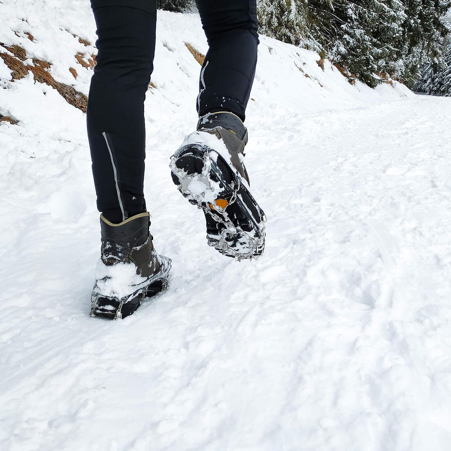 Schuh-Spikes für Schnee und Glatteis. Steigeisen Grödel mit Krallen aus Stahl.